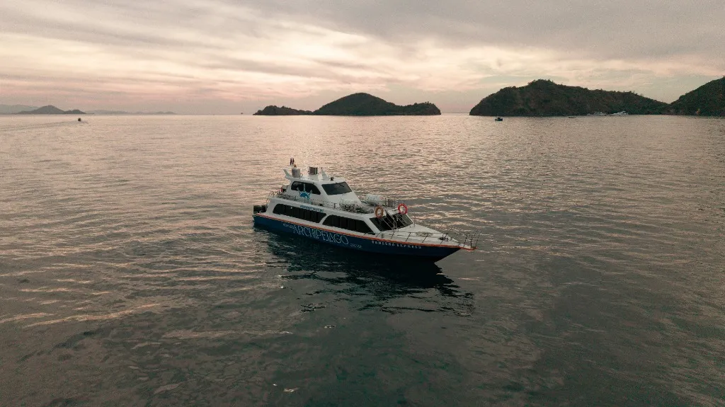 Speedboat Labuan Bajo - Boutique luxury Speedboat C with wooden interior